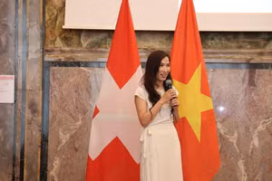 La secretaria general del Foro Económico Suizo-Vietnamita (SVEF), Rachel Nguyen Isenschmid, interviene en el evento. (Foto: VNA)