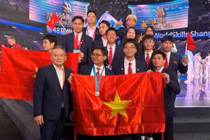 Los tres competidores vietnamitas reciben Medalla de Excelencia en la competición. (Foto: Ministerio de Educación y Formación)
