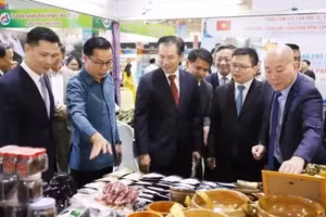 Stands en la Feria Comercial Vietnam-Laos 2025. (Foto: VNA)