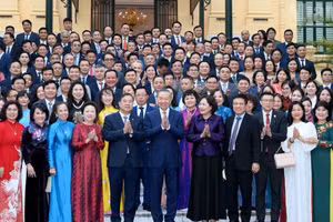 [Foto] Máximo dirigente vietnamita se reúne con representantes de empresas destacadas
