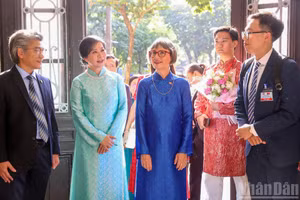 [Foto] Esposas de líder de Vietnam y Suiza visitan la Universidad de Farmacia de Hanói