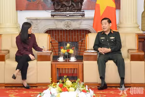 El viceministro de Defensa de Vietnam, coronel general Nguyen Van Gau, recibe a la embajadora de Estados Unidos en Hanói, Jennifer Wicks (Fuente: baoqdnd.vn)