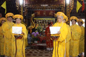 Acto por el 909º aniversario de la festividad en honor a la emperatriz viuda Y Lan en la casa comunal de Yen Thai, barrio de Hoan Kiem, ciudad de Hanói. (Foto: Vuong Diem)