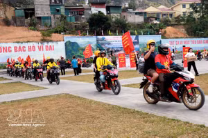 Tras la ceremonia de lanzamiento, el convoy de 100 motocicletas recorre el trayecto desde Dong Van a través del paso de Ma Pi Leng, contemplando espectaculares paisajes montañosos y el río Nho Que, para finalizar en Pa Vi Ha, en la comuna de Meo Vac. (Foto: VNA)