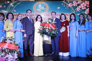 El comité ejecutivo de la Asociación de Mujeres de Dong Xuan recibe flores de felicitación de la Embajada de Vietnam (Foto: VNA)