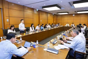 Los diputados de las provincias de Hung Yen y Tay Ninh participan en un debate. (Foto: VNA)