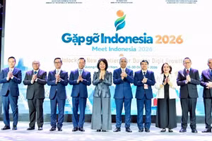 La viceministra de Relaciones Exteriores de Vietnam Nguyen Thi Hoang Van y asistentes al evento.