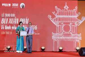 Vu Viet Trang, directora general de la VNA entrega el premio al escritor Bang Viet. (Foto: VNA)