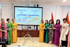 Representantes de la Asociación de Amistad Hungría-Vietnam y la Asociación de Vietnamitas en Hungría en la cita. (Foto: VNA)