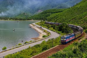 El tren "Conexión del Patrimonio Central" recorre la laguna de Lap An, ciudad de Hue (Foto: Grupo de Ferrocarriles de Vietnam)