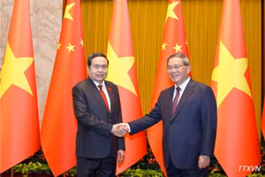 El presidente de la Asamblea Nacional de Vietnam, Tran Thanh Man, y el primer ministro de China, Li Qiang. (Fuente: VNA)