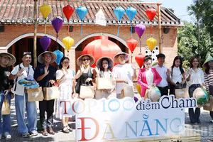 Representantes de medios de comunicación y creadores de contenido participan en una actividad experiencial en la antigua aldea de Loc Yen, comuna de Thanh Binh. (Foto: Anh Quan)