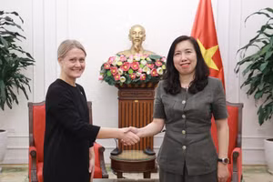 La viceministra de Relaciones Exteriores de Vietnam, Le Thi Thu Hang, recibe a Astrid Bergmål, secretaria de Estado del Ministerio de Relaciones Exteriores de Noruega. (Fuente: Ministerio de Relaciones Exteriores)