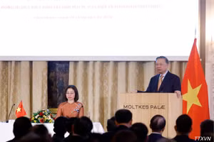 El secretario general del Partido Comunista y presidente de Vietnam, To Lam, en el encuentro con la comunidad de compatriotas. (Foto: VNA)