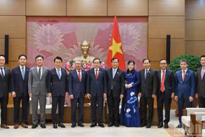 [Foto] Líder legislativo vietnamita recibe delegación de la Asociación de Amistad Corea del Sur-Vietnam