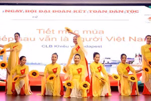 Un espectáculo artístico interpretado por integrantes de la Asociación de Mujeres Vietnamitas en Hungría. (Foto: Embajada de Vietnam en Hungría)