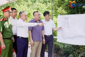 La Junta de Gestión de Proyectos de Northern Power informa a dirigentes de la comuna de Hai Ninh sobre el progreso de la limpieza de terrenos para la construcción del proyecto de la subestación de 220 kV de Mong Cai (Fuente: baoquangninh.vn)