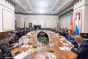 Tran Duc Thang, secretario del Comité del Partido Comunista de Vietnam en Hanói, se reúne con el secretario de Estado y viceministro de Transporte de Rusia, Dmitry Zverev. (Foto: VNA)
