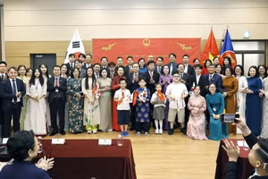 [Foto] Dirigente vietnamita se reúne con compatriotas en Corea del Sur