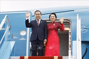 [Foto] Dirigente parlamentario parte de Hanói para visitas oficiales a Corea del Sur y Mongolia