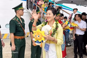 Turistas del crucero Adora Magic City llegan a la provincia de Quang Ninh. (Foto: VNA)