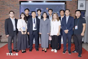 La consulesa general de Vietnam en Busán, Doan Phuong Lan (centro), posa junto a intelectuales connacionales. (Foto: VNA)