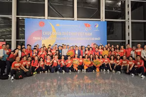 La delegación vietnamita para los XX Juegos Asiáticos se toma fotos antes de embarcar el avión rumbo a Japón. (Foto: VGP)