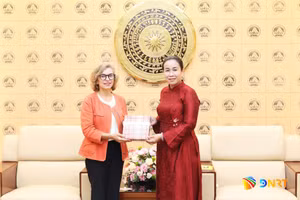 Nguyen Thi Anh Thi (derecha), vicepresidenta del Comité Popular de Da Nang, recibe a la embajadora de España en Vietnam, Carmen Cano de Lasala. (Foto: baodanang.vn)