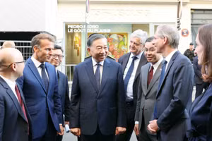 El secretario general del Partido Comunista y presidente de Vietnam, To Lam, y el presidente de Francia, Emmanuel Macron, conversan con ejecutivos empresariales de los dos países.
