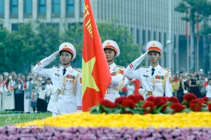 En la ceremonia de izamiento de la bandera para conmemorar el 81º aniversario de la Revolución de Agosto (19 de agosto) y el Día Nacional de Vietnam (2 de septiembre). (Foto: VNA)