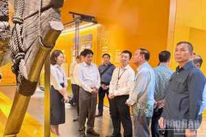 Visitantes al Museo de Hanói. (Foto: Nhan Dan)