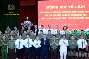 [Foto] Mandatario vietnamita visita Academia de Ingeniería y Tecnología de Seguridad