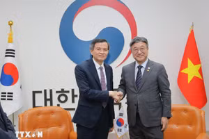 Doan Minh Huan, director de la Academia Nacional de Política Ho Chi Minh (izquierda), se reúne con el ministro del Interior y Seguridad de Corea del Sur, Yoon Ho Jung. (Foto: VNA)