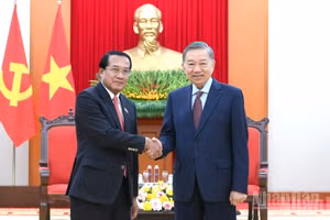 El secretario general del Partido Comunista y presidente de Vietnam, To Lam (derecha), recibe a Vanhxay Phongsavanh, miembro del Buró Político y secretario del Comité Central del Partido Popular Revolucionario de Laos, jefe de su Comisión de Inspección, inspector general del Estado y titular de la Comisión Anticorrupción Central.