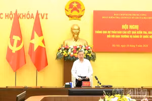El secretario general del Partido Comunista (PCV) y presidente de Vietnam, To Lam, jefe del equipo de inspección y supervisión n.º 218 del Buró Político del Comité Central del PCV, conduce la conferencia.