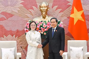 El presidente de la Asamblea Nacional de Vietnam, Tran Thanh Man, y la embajadora de Mongolia en el país, Hulan Ganbaatar.