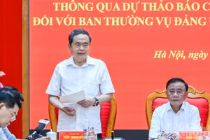 El presidente de la Asamblea Nacional de Vietnam, Tran Thanh Man, jefe del equipo de inspección y supervisión n.º 220 del Buró Político del Comité Central del Partido Comunista, inaugura la conferencia.