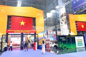 Con un diseño resplandeciente, el pabellón de Vietnam atrae la mirada de quienes visitan la sección internacional de la gran feria.