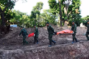Las fuerzas realizan la labor de búsqueda y recolección de restos de mártires de guerra en el parque de Le Thi Rieng. (Foto: Nhan Dan)