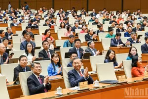El secretario general del Partido Comunista y presidente de Vietnam, To Lam (primera fila, segundo a la derecha) y el primer ministro, Le Minh Hung, junto a los demás delegados en la sesión de clausura del primer período de sesiones extraordinario de la Asamblea Nacional de la XVI legislatura. (Foto: Nhan Dan)