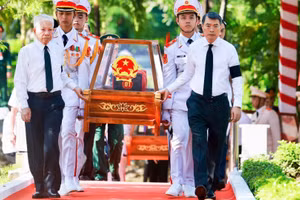 El primer ministro vietnamita, Le Minh Hung, y el expresidente Nguyen Minh Triet trasladan los restos de los mártires para darles sepultura en el Cementerio de los Mártires de Ciudad Ho Chi Minh.