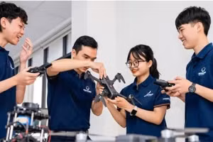 Estudiantes de la Universidad Phenikaa durante una sesión práctica de tecnología.