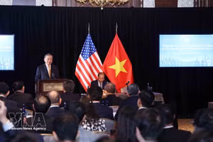 El secretario general del Partido Comunista y presidente de Vietnam, To Lam, se reúne con expertos e intelectuales connacionales residentes en Estados Unidos. (Foto: VNA)