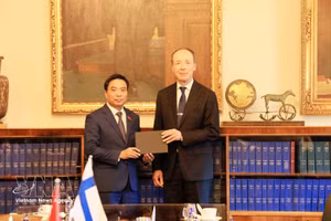 El vicepresidente de la Asamblea Nacional, Nguyen Doan Anh, y el subtitular del Parlamento finlandés, Jussu Halla-aho. (Foto: VNA)