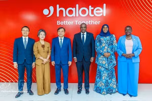 Delegados vietnamitas y tanzanos posan para una foto conmemorativa en la sede de Viettel Tanzania (Halotel). (Foto: VNA)