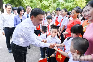 [Foto] Dirigente partidista vietnamita visita Aldea Infantil SOS en Hanói con motivo de Festival del Medio Otoño 
