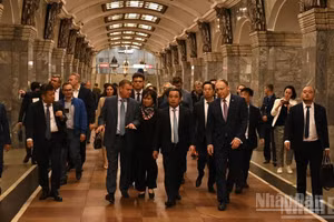 El secretario del Comité del Partido Comunista de Vietnam en Hanói, Tran Duc Thang, inspecciona las líneas del metro de San Petersburgo.