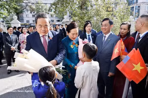 El presidente de la Asamblea Nacional de Vietnam, Tran Thanh Man, se reúne en Ulán Bator con funcionarios de la Embajada y representantes de la comunidad vietnamita en Mongolia (Foto: VNA)