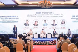 Tran Ha My (sentada en el derecho del escenario) asiste a la Conferencia de Diálogo Político de Alto Nivel sobre Nuevos Modelos de Crecimiento, Innovación y Ciudades Globales, celebrada en Da Nang en julio de 2026. (Foto: VNA)