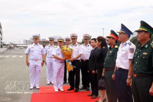 El coronel Pham Tien Dung, subjefe del Estado Mayor de la Región Naval 2 entrega flores para dar la bienvenida al contralmirante Borworn Phromkaewngam, subdirector de la Academia Naval Real de Tailandia. (Foto: VNA)